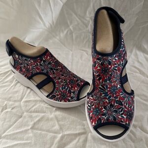 Bzees Wedge Sandal Size 9